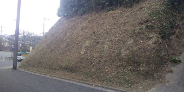 横浜市磯子区にて急傾斜法面の草刈り「通行車両や通行者等に注意しての作業でした」